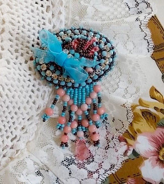 Naiad brosje brodert med edelstenperler (turkis og korall), krystaller, kuskinn og frøperler