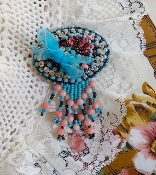 Naiad brosje brodert med edelstenperler (turkis og korall), krystaller, kuskinn og frøperler
