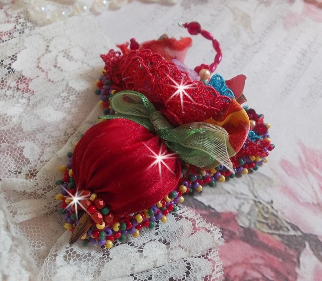 Ruby Paraplybrosje brodert med rødt silkebånd, Swarovski-krystaller, Lucite-blomster, bøhmiske glassperler og frøperler