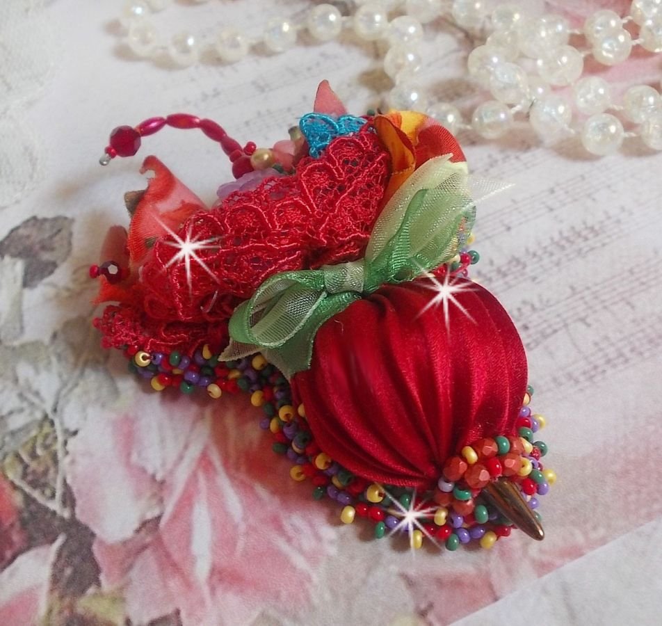 Ruby Paraplybrosje brodert med rødt silkebånd, Swarovski-krystaller, Lucite-blomster, bøhmiske glassperler og frøperler