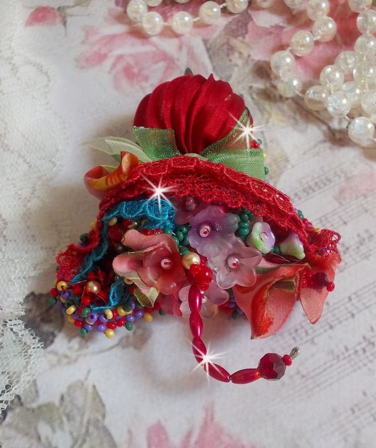 Ruby Paraplybrosje brodert med rødt silkebånd, Swarovski-krystaller, Lucite-blomster, bøhmiske glassperler og frøperler