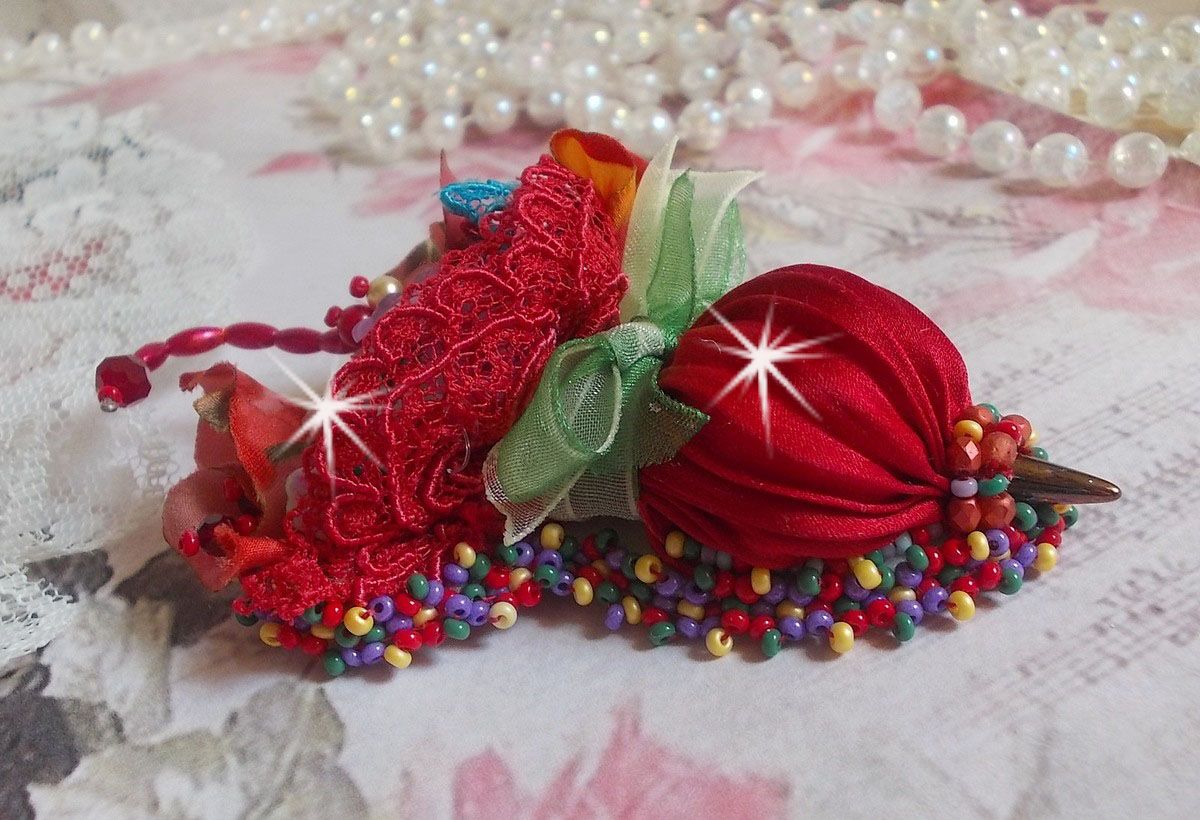 Ruby Paraplybrosje brodert med rødt silkebånd, Swarovski-krystaller, Lucite-blomster, bøhmiske glassperler og frøperler