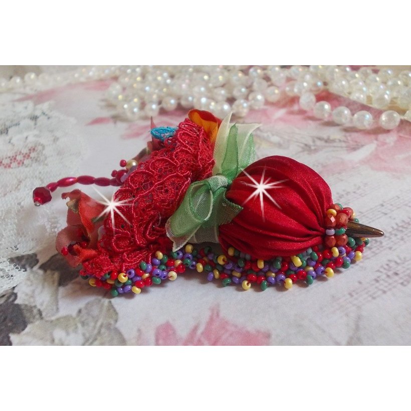 Ruby Paraplybrosje brodert med rødt silkebånd, Swarovski-krystaller, Lucite-blomster, bøhmiske glassperler og frøperler