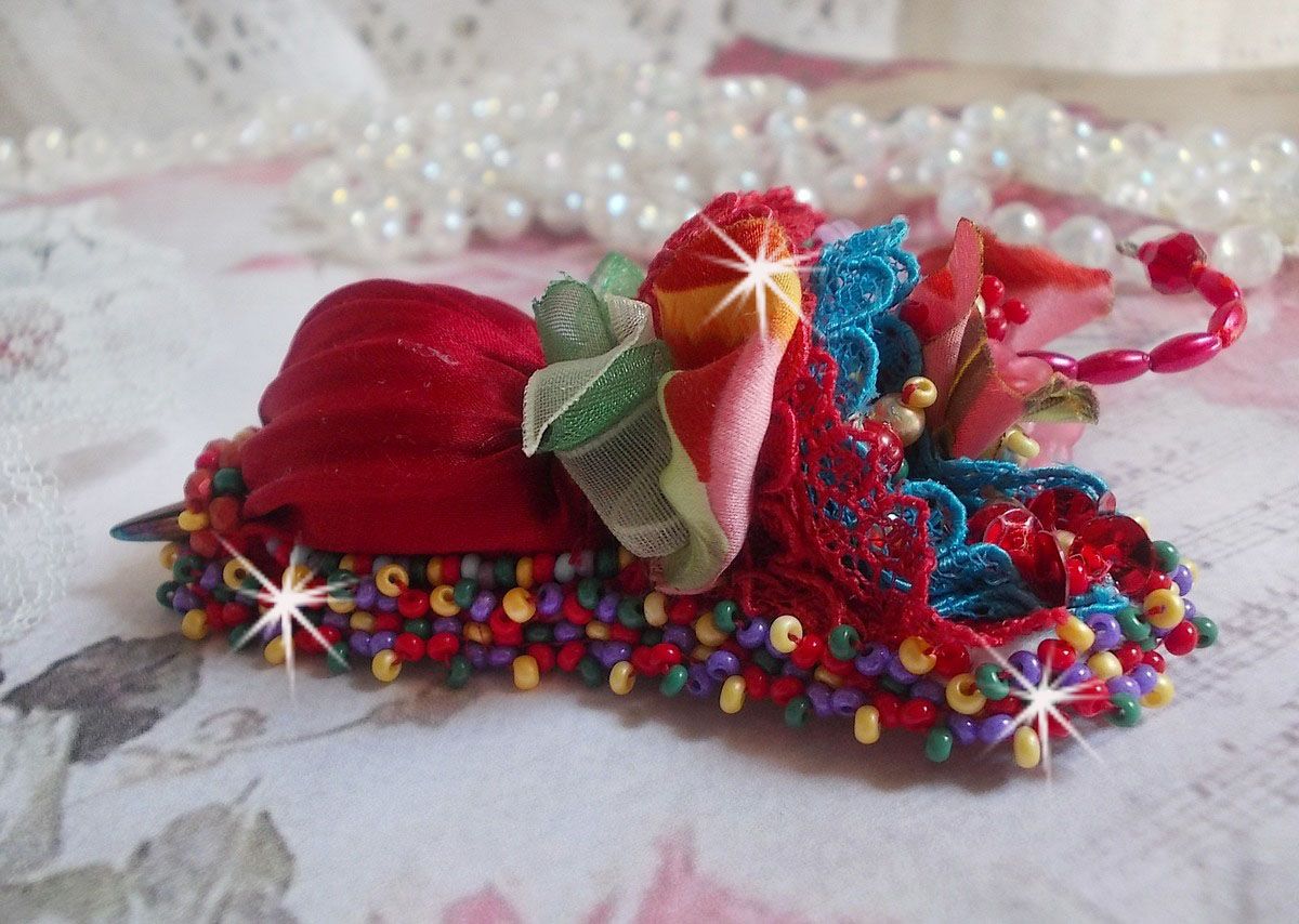 Ruby Paraplybrosje brodert med rødt silkebånd, Swarovski-krystaller, Lucite-blomster, bøhmiske glassperler og frøperler