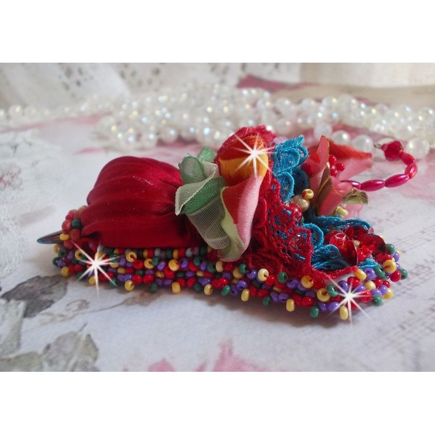 Ruby Paraplybrosje brodert med rødt silkebånd, Swarovski-krystaller, Lucite-blomster, bøhmiske glassperler og frøperler