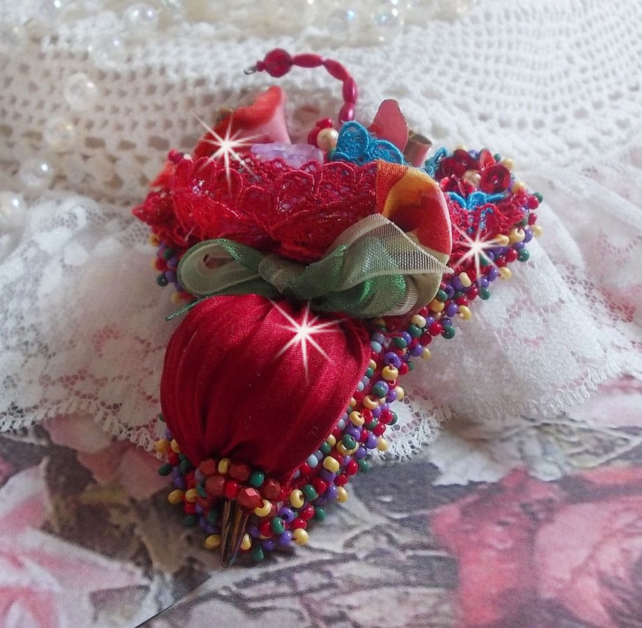 Ruby Paraplybrosje brodert med rødt silkebånd, Swarovski-krystaller, Lucite-blomster, bøhmiske glassperler og frøperler