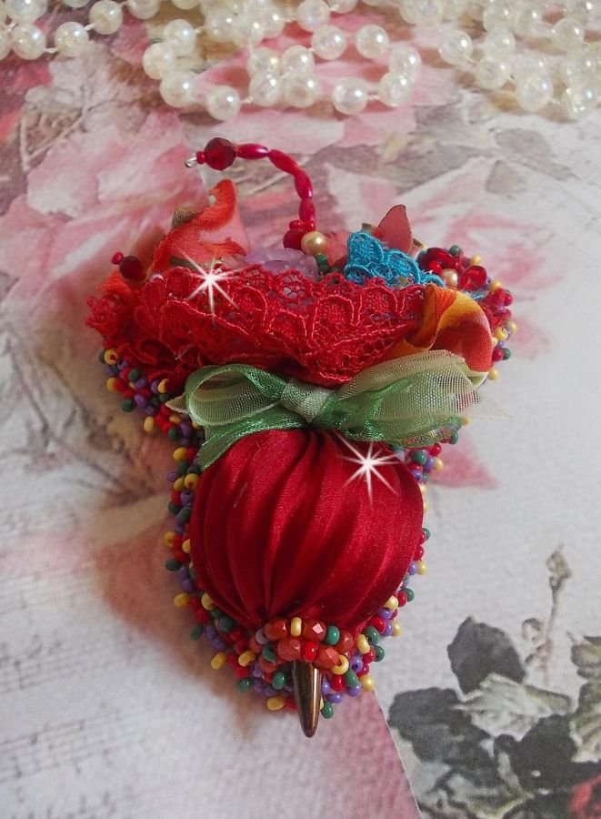 Ruby Paraplybrosje brodert med rødt silkebånd, Swarovski-krystaller, Lucite-blomster, bøhmiske glassperler og frøperler