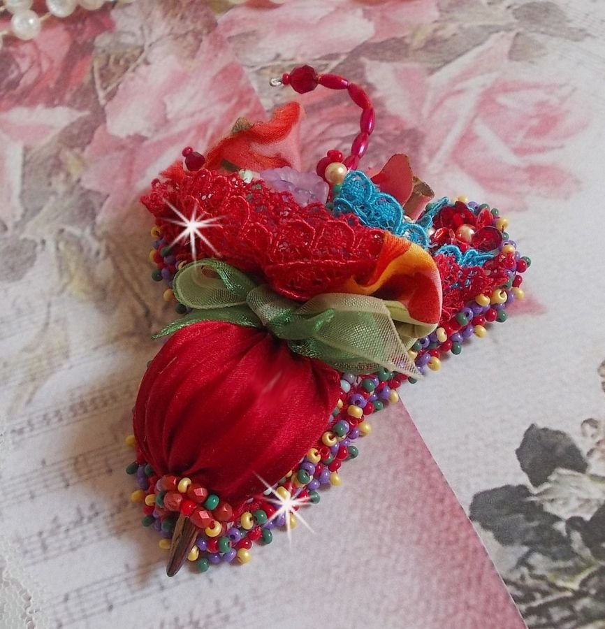 Ruby Paraplybrosje brodert med rødt silkebånd, Swarovski-krystaller, Lucite-blomster, bøhmiske glassperler og frøperler