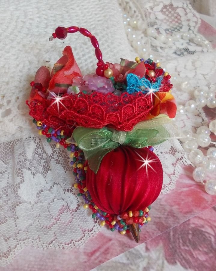 Ruby Paraplybrosje brodert med rødt silkebånd, Swarovski-krystaller, Lucite-blomster, bøhmiske glassperler og frøperler