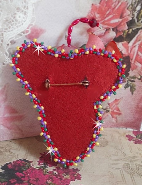 Ruby Paraplybrosje brodert med r&oslash;dt silkeb&aring;nd, Swarovski-krystaller, Lucite-blomster, b&oslash;hmiske glassperler og fr&oslash;perler