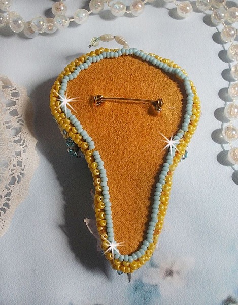 Blomsterparaplybrosje brodert med gr&aring;/gult silkeb&aring;nd, Swarovski-krystaller, Lucite-blomster, perlemorperler, blonder og fr&oslash;perler.