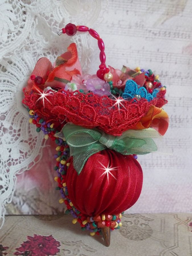 Ruby Paraplybrosje brodert med rødt silkebånd, Swarovski-krystaller, Lucite-blomster, bøhmiske glassperler og frøperler