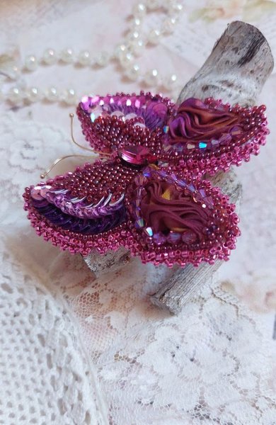 Broche Papillon Violine Fuchsia brod&eacute;e avec ruban de soie, sequins et perles cristal Swarovski