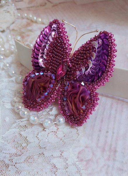 Broche Papillon Violine Fuchsia brod&eacute;e avec ruban de soie, sequins et perles cristal Swarovski
