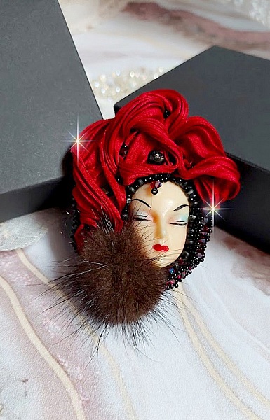 Broche Rouge et Noir brod&eacute;e avec un ruban de soie de couleur Rouge Fonc&eacute; &agrave; laquelle s&rsquo;ajoute des toupies Siam AB , perles rondes facett&eacute;es aplaties Antique Noires et goutte sur un support Dor&eacute;