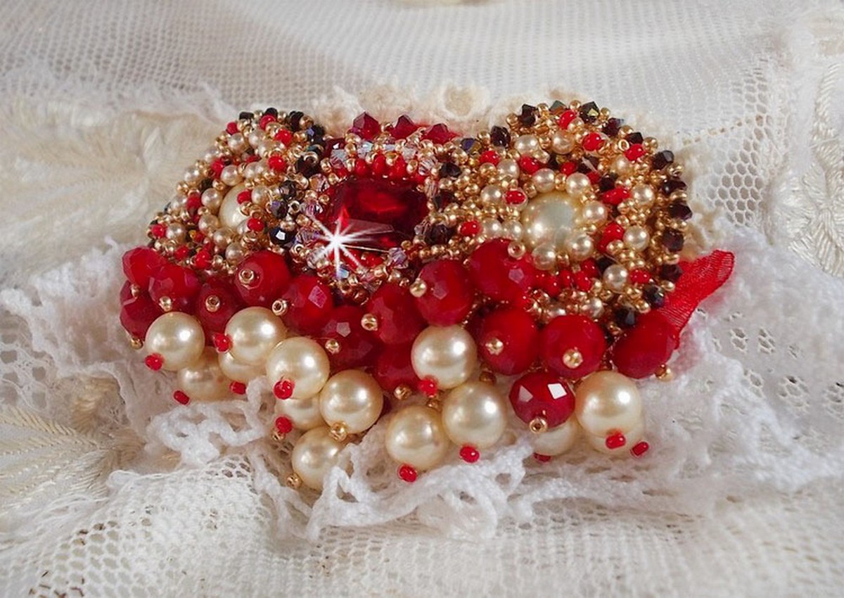 Rubinbrosje brodert med en bohemsk glasscabochon fra 1960-tallet, perler, Swarovski-krystaller og frøperler