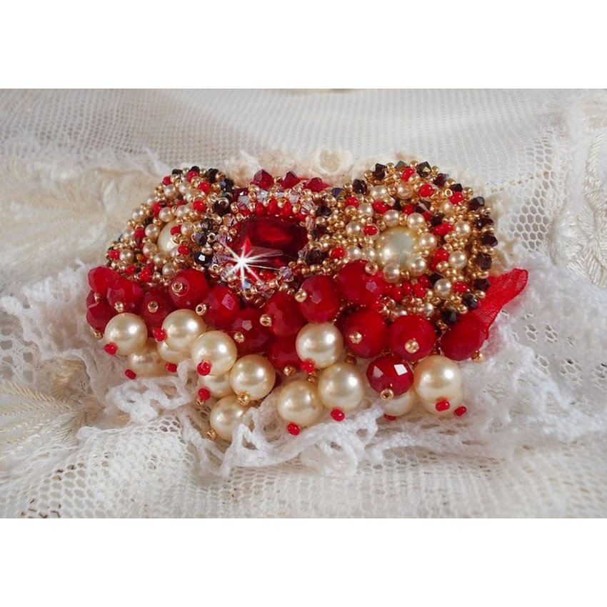 Rubinbrosje brodert med en bohemsk glasscabochon fra 1960-tallet, perler, Swarovski-krystaller og frøperler