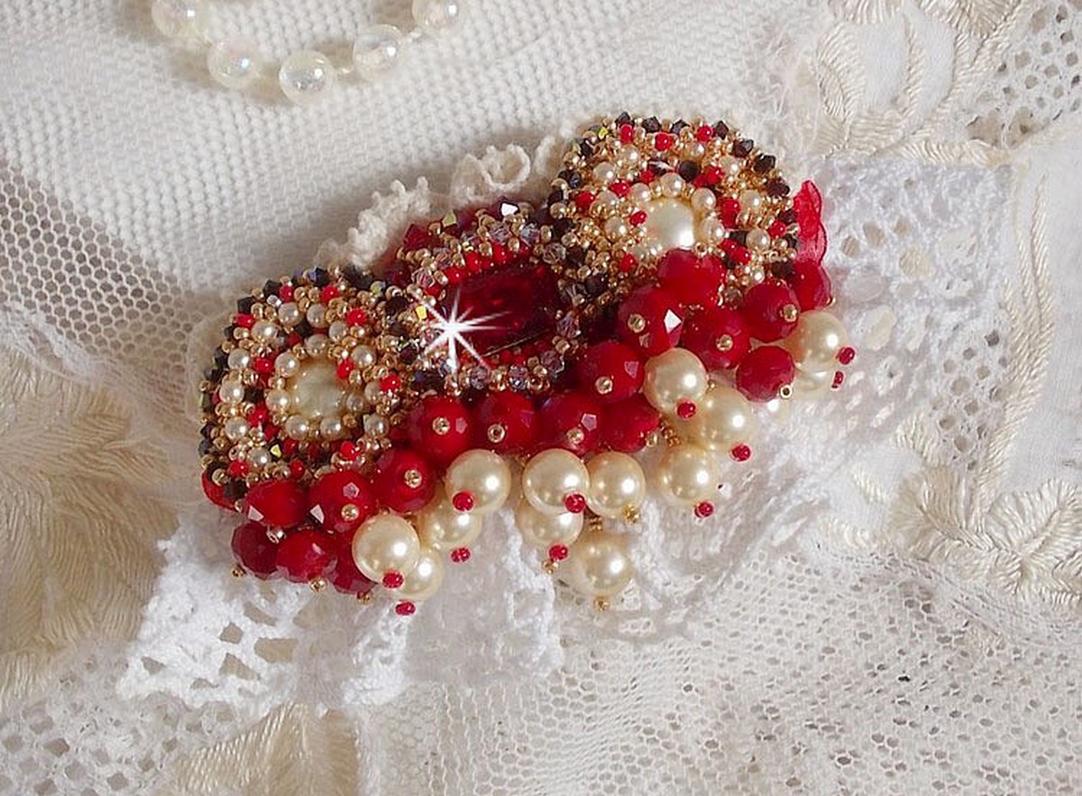 Rubinbrosje brodert med en bohemsk glasscabochon fra 1960-tallet, perler, Swarovski-krystaller og frøperler