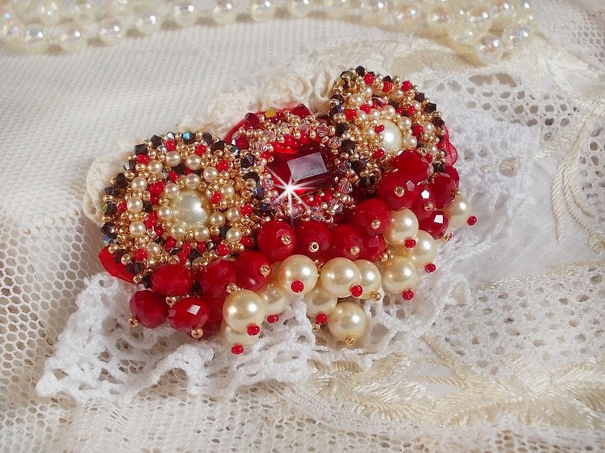 Rubinbrosje brodert med en bohemsk glasscabochon fra 1960-tallet, perler, Swarovski-krystaller og frøperler