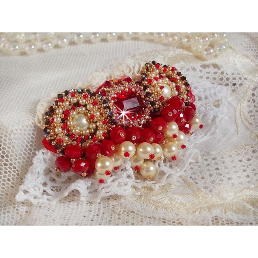 Rubinbrosje brodert med en bohemsk glasscabochon fra 1960-tallet, perler, Swarovski-krystaller og frøperler