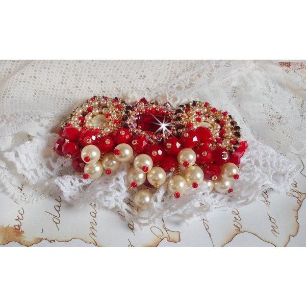 Rubinbrosje brodert med en bohemsk glasscabochon fra 1960-tallet, perler, Swarovski-krystaller og frøperler