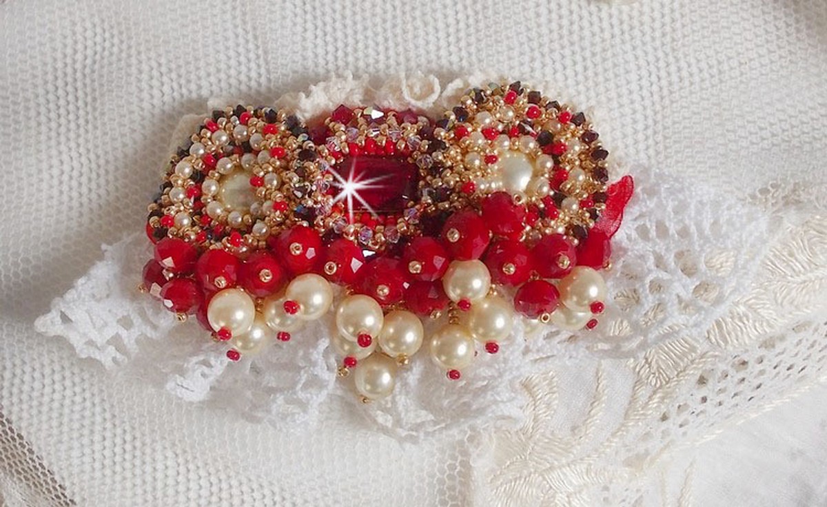 Rubinbrosje brodert med en bohemsk glasscabochon fra 1960-tallet, perler, Swarovski-krystaller og frøperler