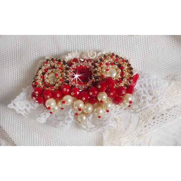 Rubinbrosje brodert med en bohemsk glasscabochon fra 1960-tallet, perler, Swarovski-krystaller og frøperler