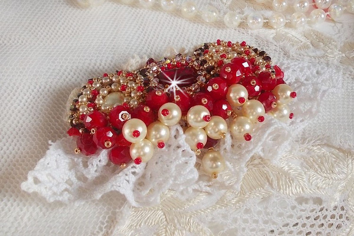 Rubinbrosje brodert med en bohemsk glasscabochon fra 1960-tallet, perler, Swarovski-krystaller og frøperler