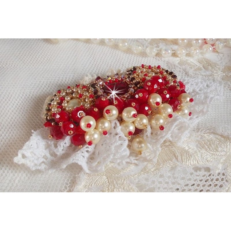 Rubinbrosje brodert med en bohemsk glasscabochon fra 1960-tallet, perler, Swarovski-krystaller og frøperler