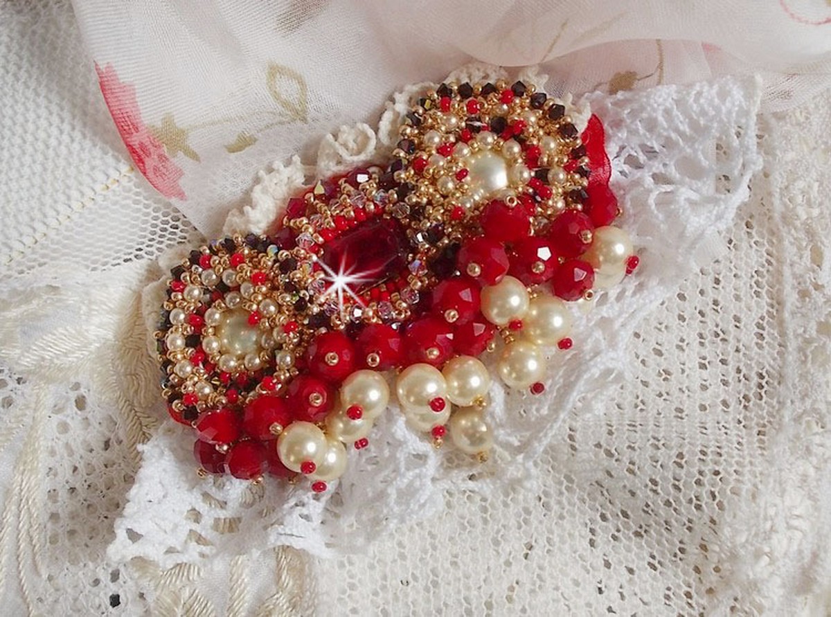 Rubinbrosje brodert med en bohemsk glasscabochon fra 1960-tallet, perler, Swarovski-krystaller og frøperler
