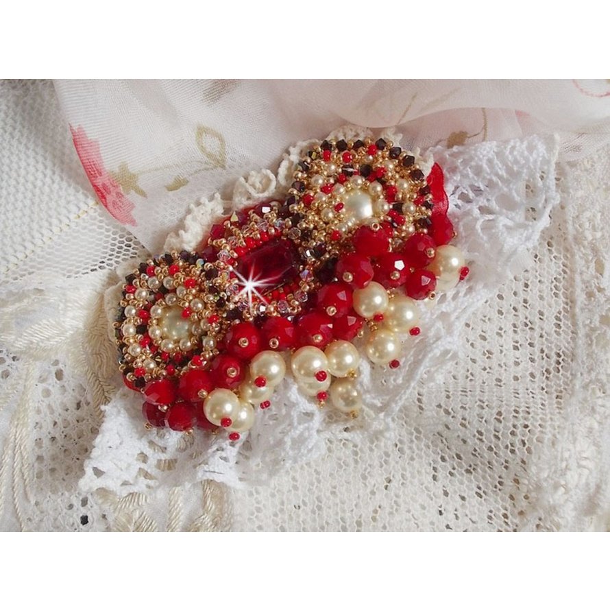 Rubinbrosje brodert med en bohemsk glasscabochon fra 1960-tallet, perler, Swarovski-krystaller og frøperler