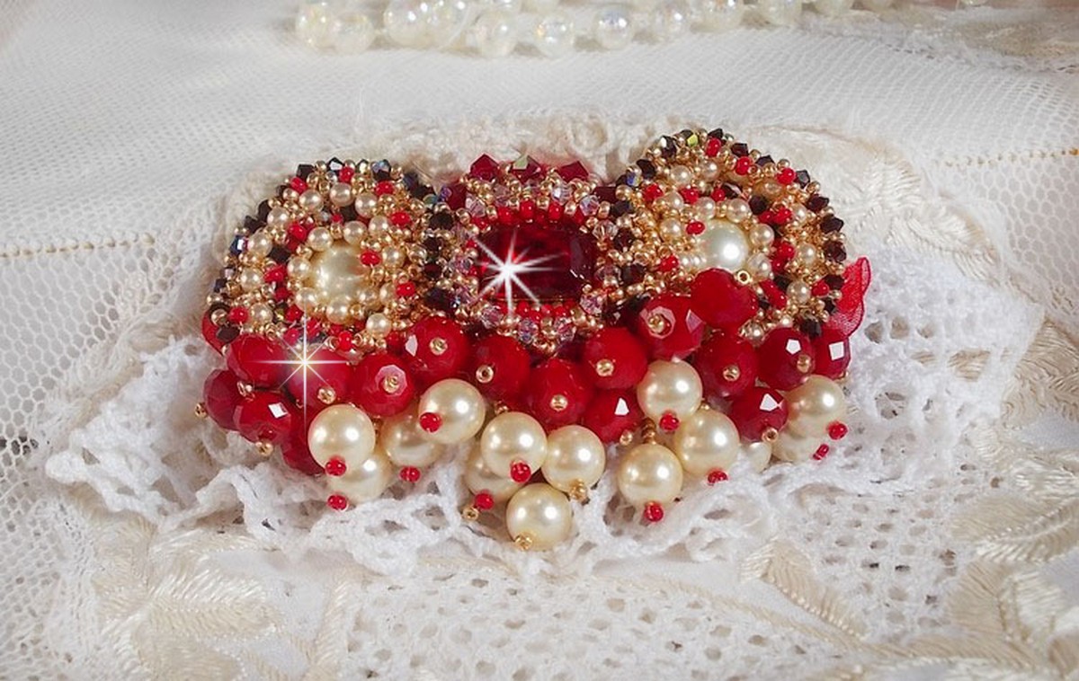 Rubinbrosje brodert med en bohemsk glasscabochon fra 1960-tallet, perler, Swarovski-krystaller og frøperler