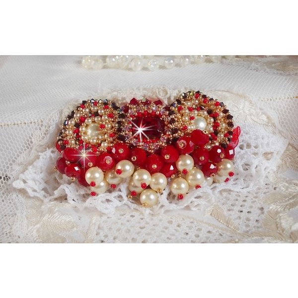 Rubinbrosje brodert med en bohemsk glasscabochon fra 1960-tallet, perler, Swarovski-krystaller og frøperler