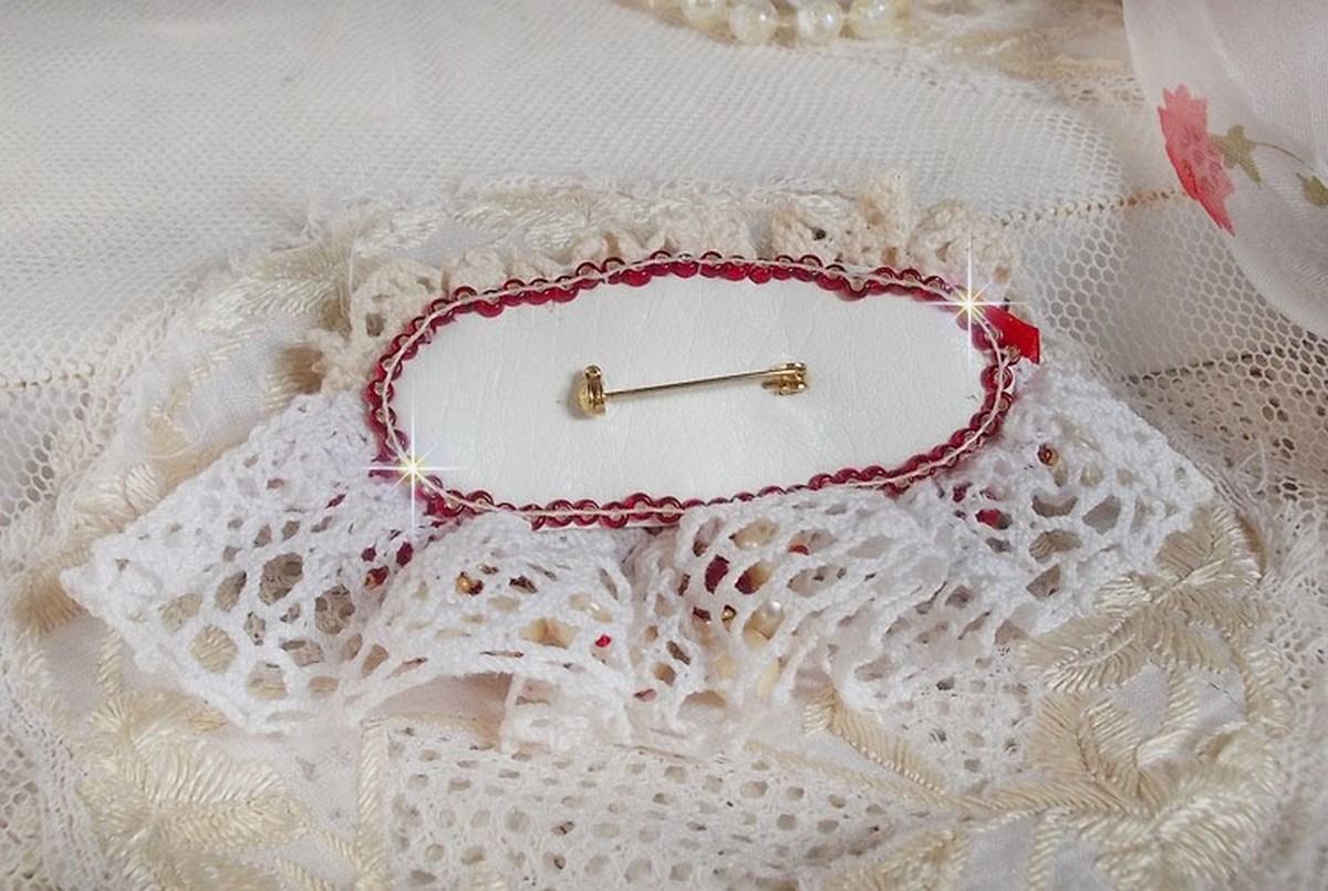 Rubinbrosje brodert med en bohemsk glasscabochon fra 1960-tallet, perler, Swarovski-krystaller og frøperler