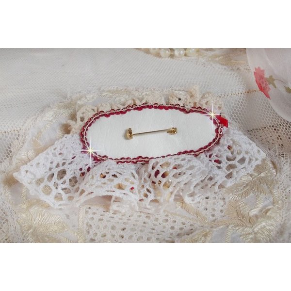 Rubinbrosje brodert med en bohemsk glasscabochon fra 1960-tallet, perler, Swarovski-krystaller og fr&oslash;perler