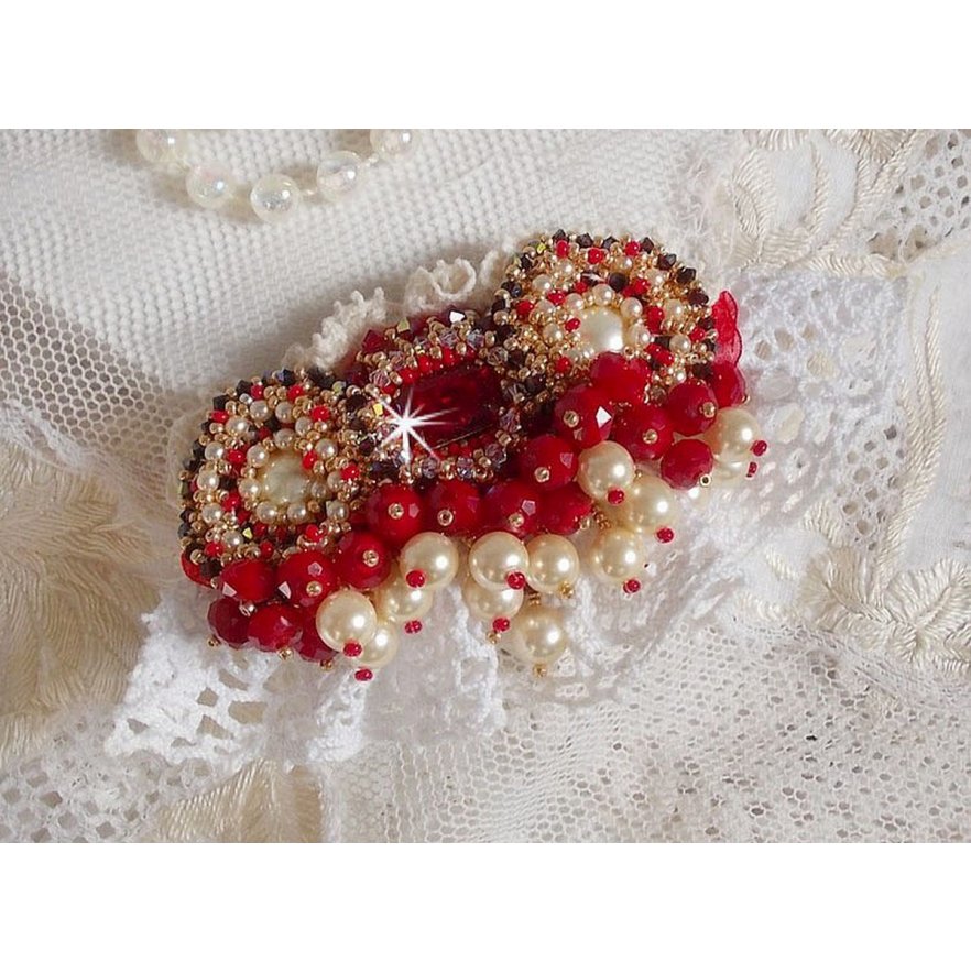 Rubinbrosje brodert med en bohemsk glasscabochon fra 1960-tallet, perler, Swarovski-krystaller og frøperler