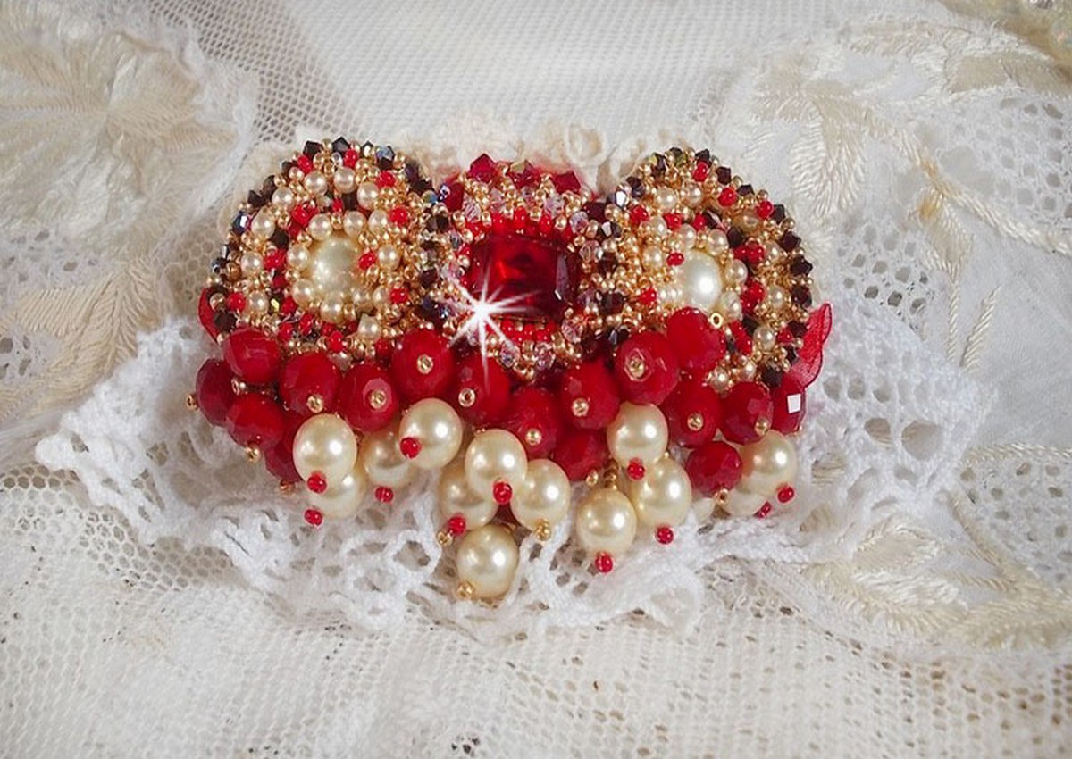 Rubinbrosje brodert med en bohemsk glasscabochon fra 1960-tallet, perler, Swarovski-krystaller og frøperler