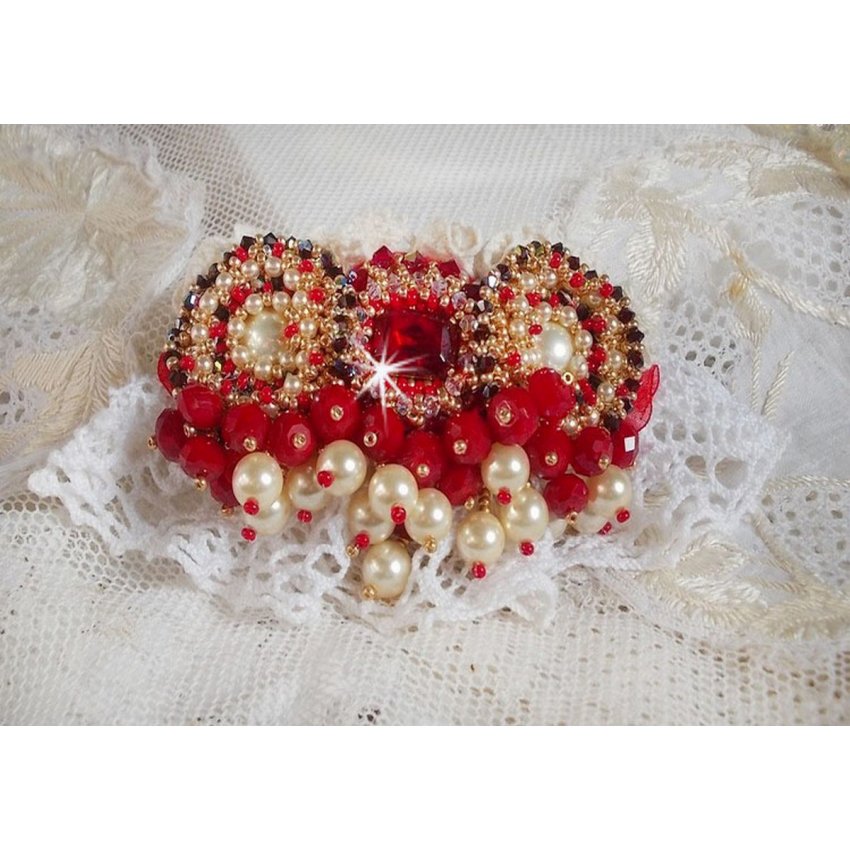 Rubinbrosje brodert med en bohemsk glasscabochon fra 1960-tallet, perler, Swarovski-krystaller og frøperler