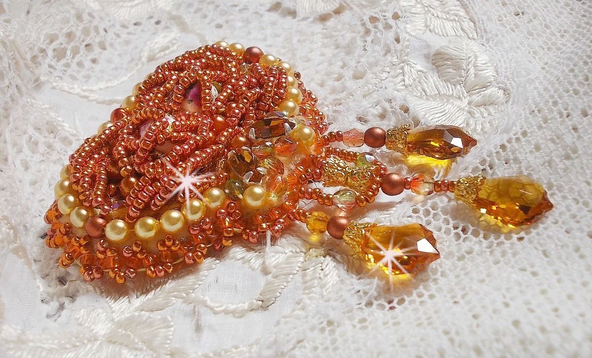 Rumba brosje brodert med Swarovski krystaller, rhinestones, Tangerine navettes, runde perler og seed perler