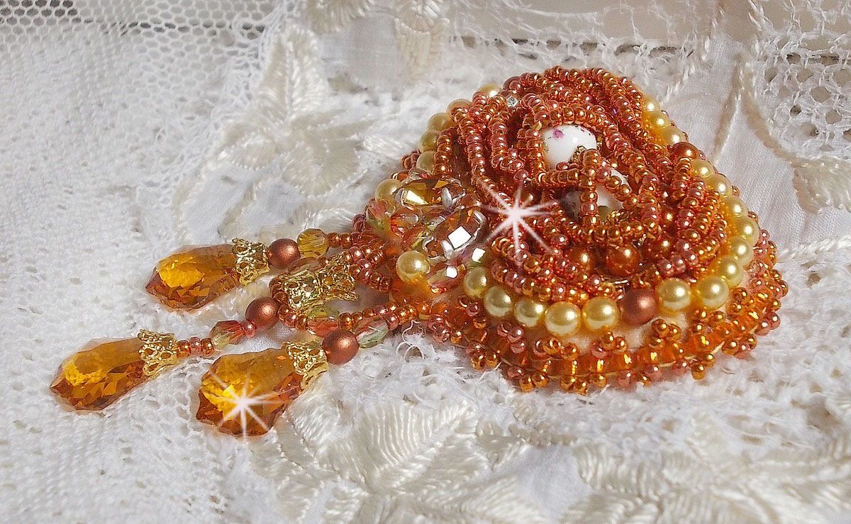 Rumba brosje brodert med Swarovski krystaller, rhinestones, Tangerine navettes, runde perler og seed perler