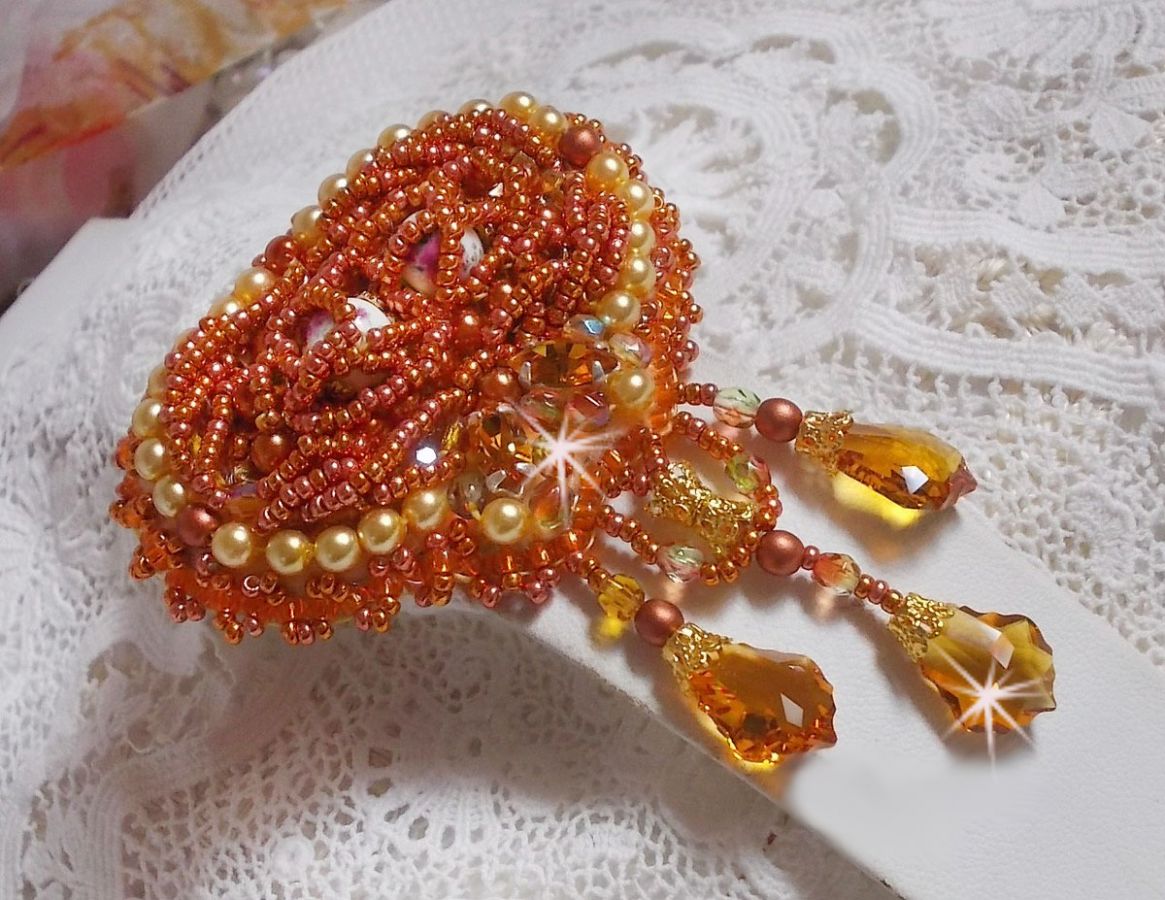 Rumba brosje brodert med Swarovski krystaller, rhinestones, Tangerine navettes, runde perler og seed perler