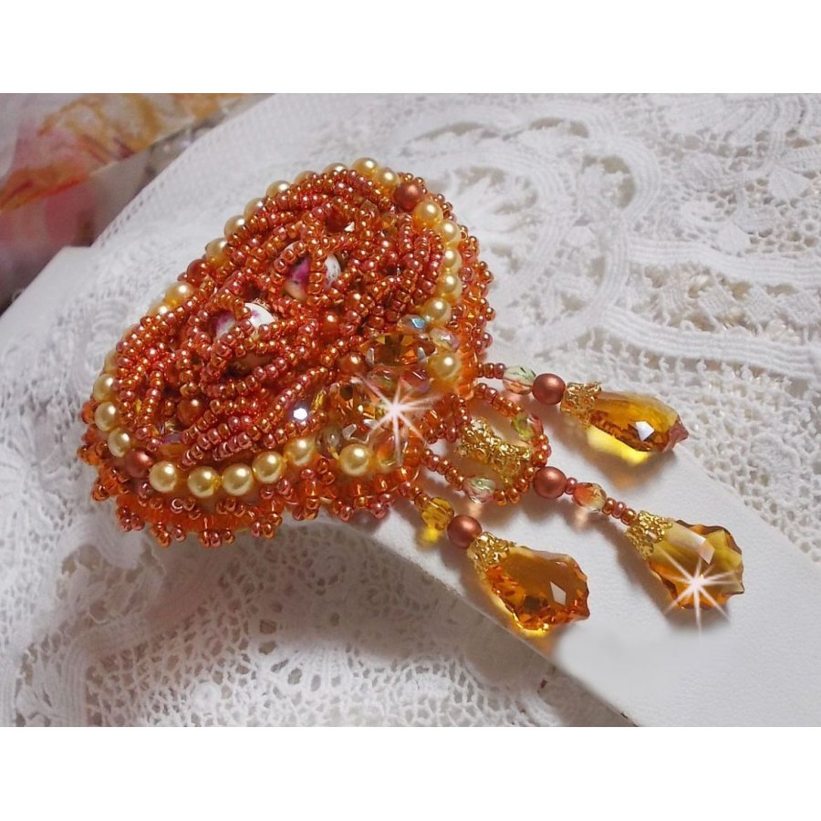 Rumba brosje brodert med Swarovski krystaller, rhinestones, Tangerine navettes, runde perler og seed perler