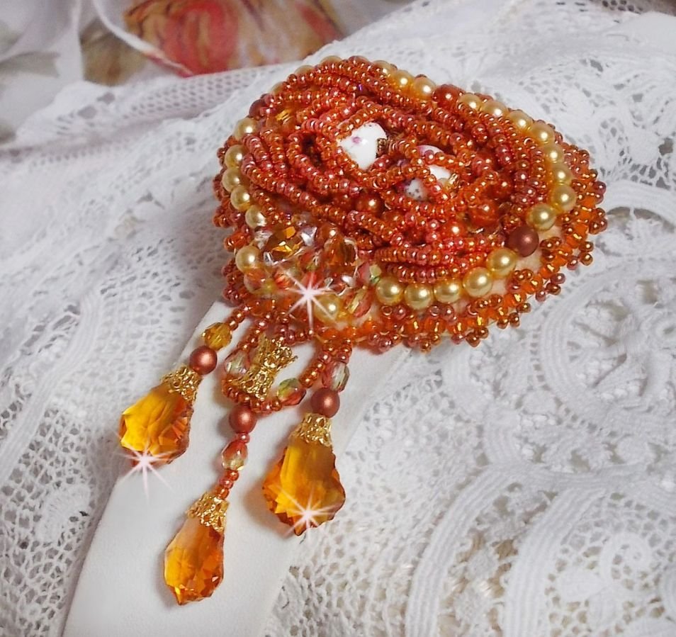 Rumba brosje brodert med Swarovski krystaller, rhinestones, Tangerine navettes, runde perler og seed perler
