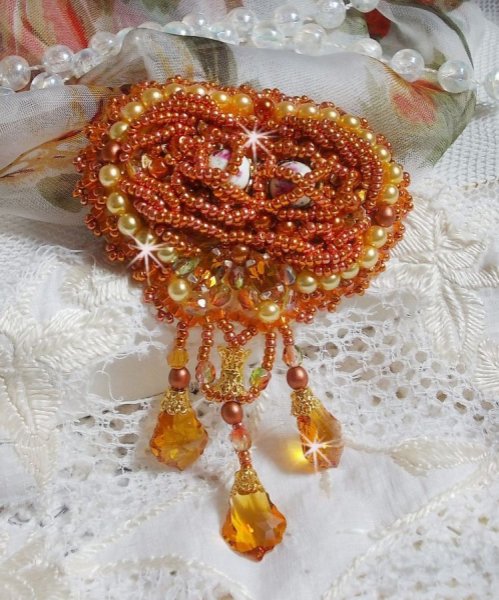 Rumba brosje brodert med Swarovski krystaller, rhinestones, Tangerine navettes, runde perler og seed perler