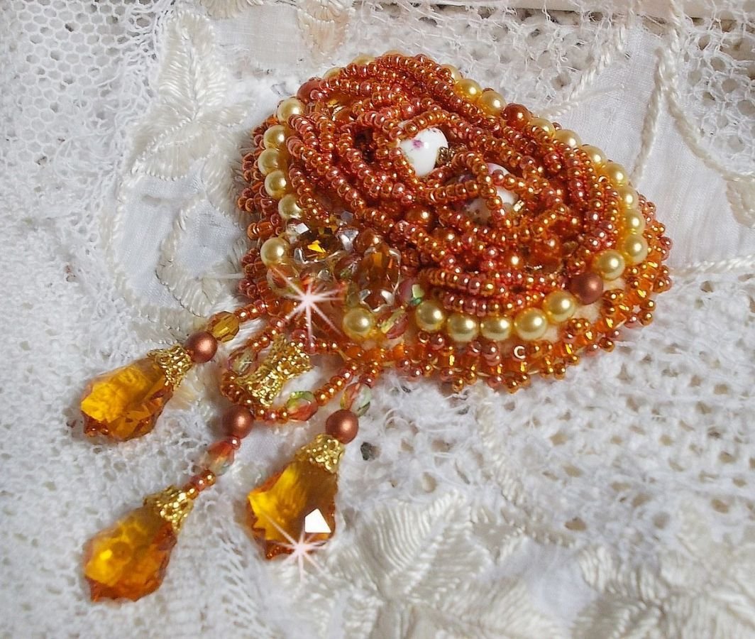 Rumba brosje brodert med Swarovski krystaller, rhinestones, Tangerine navettes, runde perler og seed perler