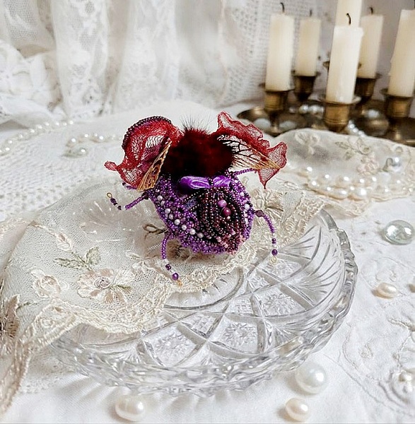 Une petite fantaisie sur une assiette transparente en verre