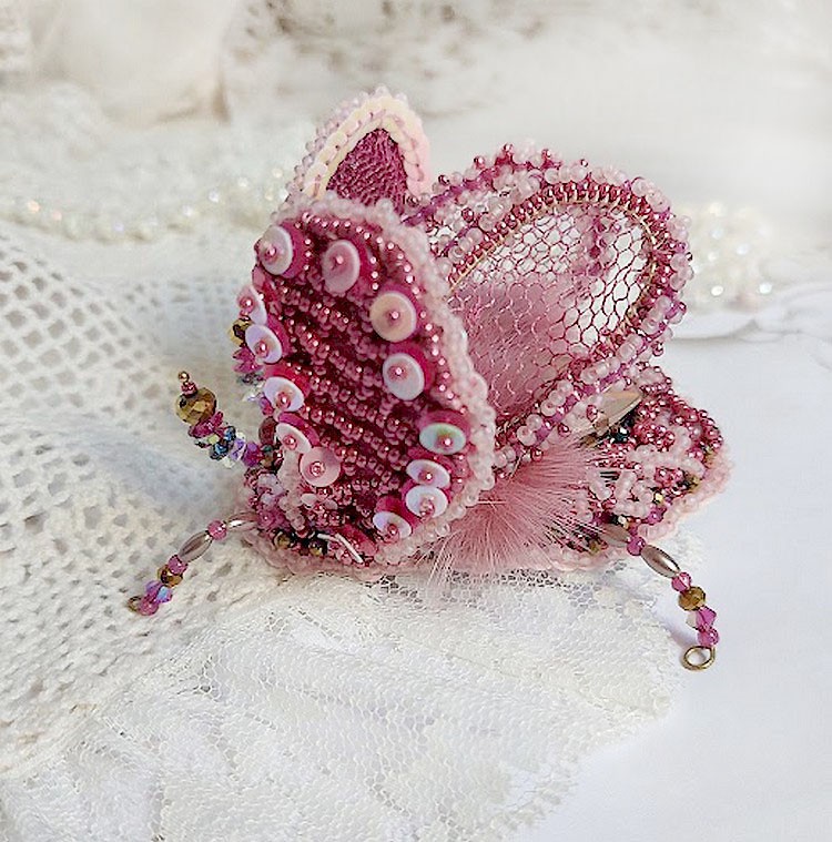 Broche Scarabée Peony Pink brodée avec rocailles, perles Cristal Swarovski, dentelle, perles verres, broche laiton