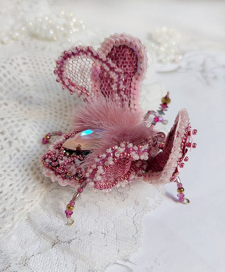 Broche Scarabée Peony Pink brodée avec rocailles, perles Cristal Swarovski, dentelle, perles verres, broche laiton