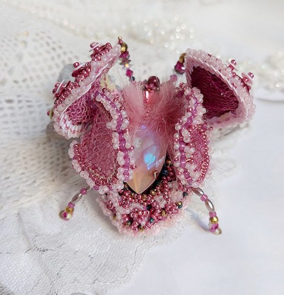 Broche Scarabée Peony Pink brodée avec rocailles, perles Cristal Swarovski, dentelle, perles verres, broche laiton