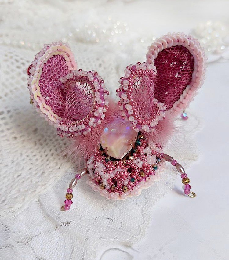 Broche Scarabée Peony Pink brodée avec rocailles, perles Cristal Swarovski, dentelle, perles verres, broche laiton